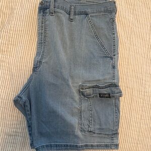 Wrangler Men's Light Blue Cargo Shorts size 44.